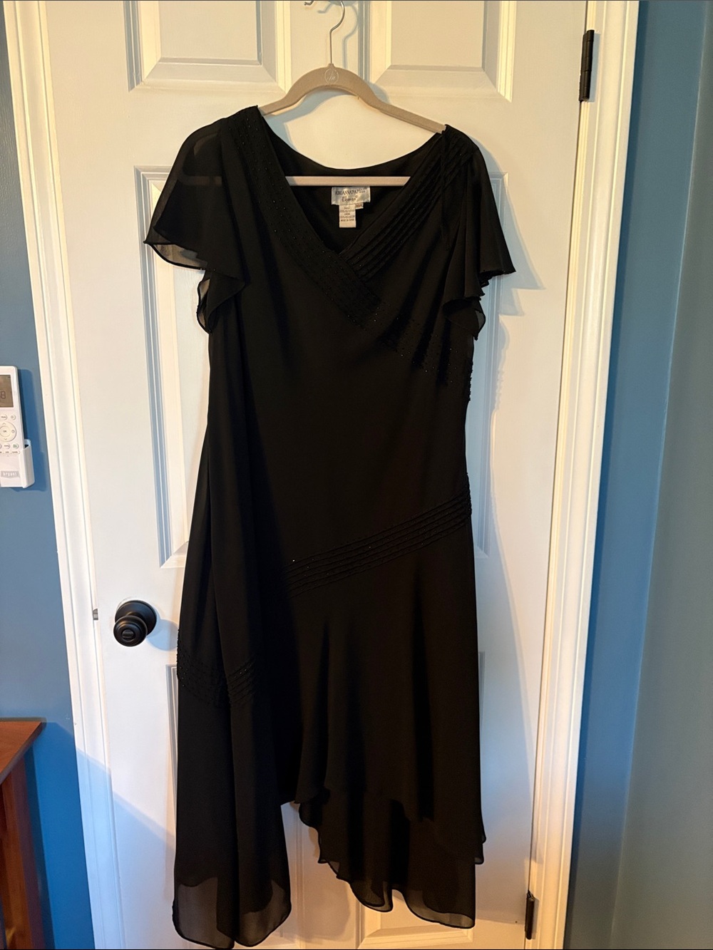 Elegant Black V-Neck Evening Dress